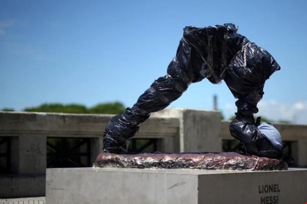 Takole je bil kip videti po prvem »posredovanju« vandalov januarja letos. Reuters