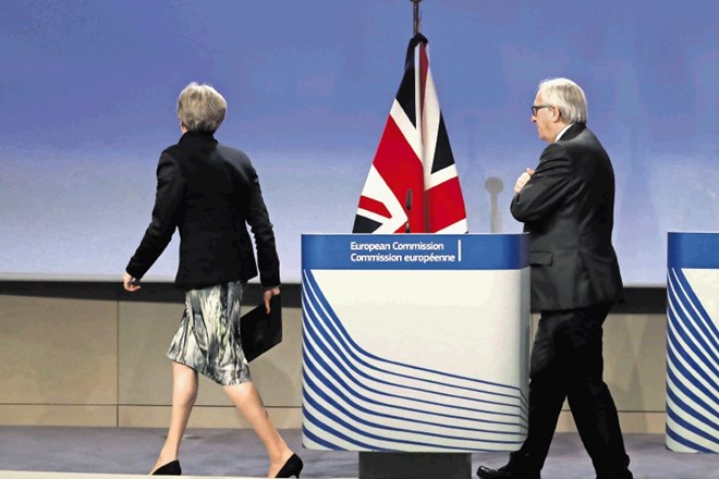 Theresa May  in Jean-Claude Juncker po izjavi za novinarje: Odhajanje Velike Britanije iu EU bo še zapleteno.