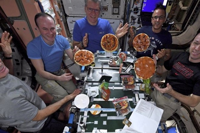 Astronavti so si v vesolju pripravili »lebdeče« pice