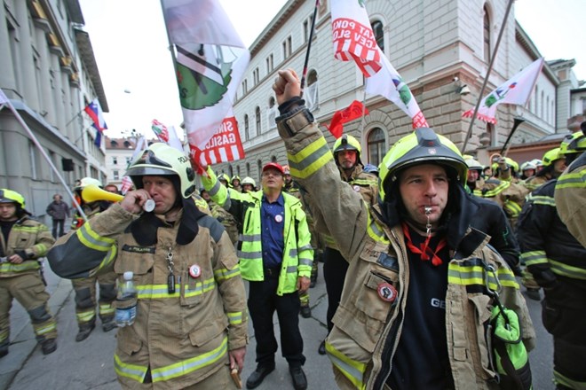 Poklicni gasilci oktobra pred vlado.