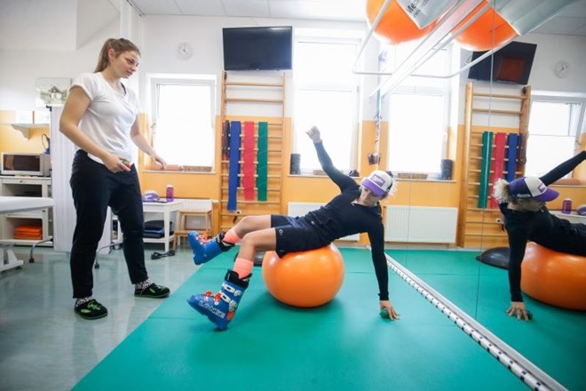 Medtem ko Ilka Štuhec med rehabilitacijo že obuje smučarske čevlje, na vsak njen gib pazita fizioterapevtka Darja Kramberger...