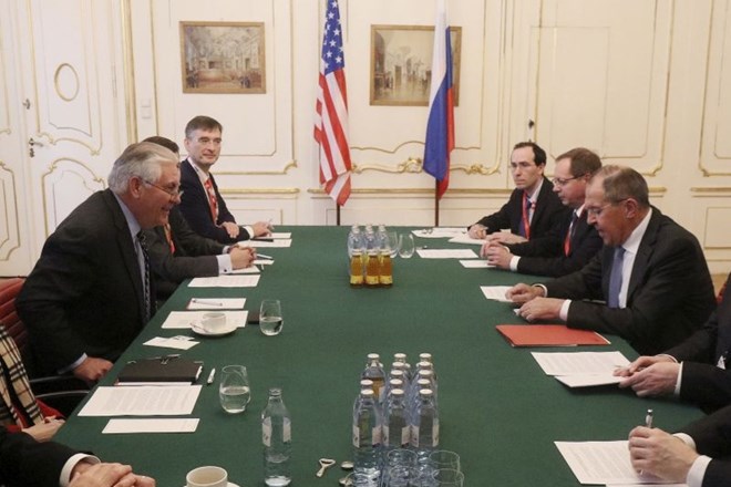 Lavrov in Tillerson sta se srečala ob robu Ovseja