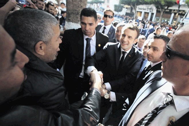 Emanuela Macrona so Alžirci navdušeno pozdravili tudi med enournim sprehodom po njihovem glavnem mestu, ko jim je namesto...