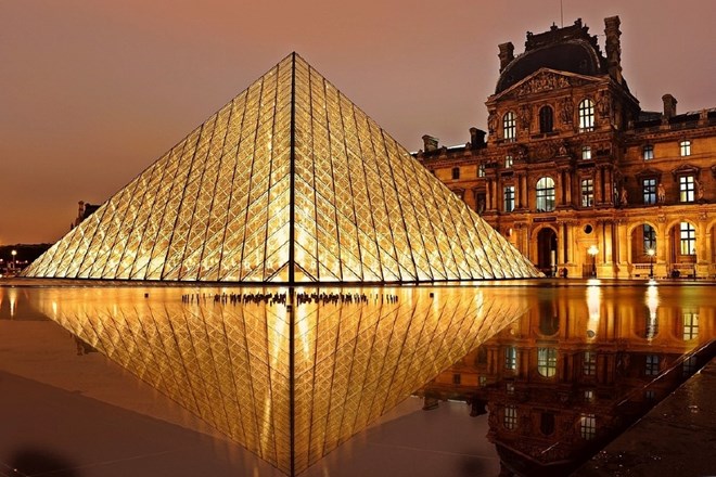 Del pariškega Louvre evakuirali zaradi požara 