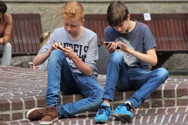Za francoske šolarje prepoved mobilnikov tudi med odmori in kosilom