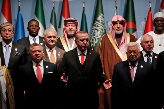 Recep Tayyip Erdogan na sredini, jordanski kralj Abdulah na levi in palestinski predsednik Mahmud Abas na desni med današnjim...