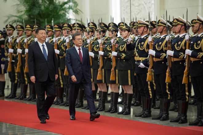Južnokorejski predsednik Moon Jae-In in kitajski predsednik Xi Jinping danes v Pekingu.