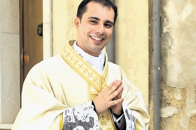 30-letni duhovnik Alessandro Palermo je svoje farane spodbudil, da v cerkev prinesejo mobilne telefone.