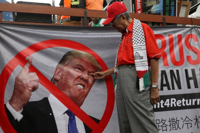 Protesti proti Trumpovi odločitvi se vrstijo tudi v Maleziji in Jordaniji, na sliki protest pred ambasado ZDA v Kuala...