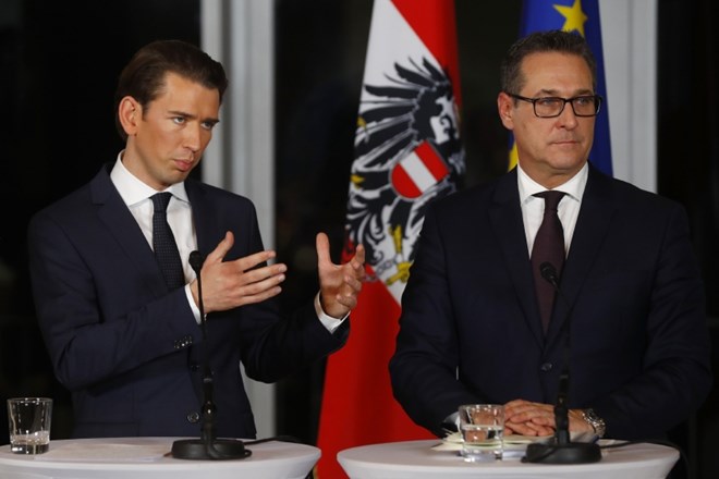 Sebastian Kurz in Heinz-Christian Strache danes v nagovoru ljudstva na Dunaju.