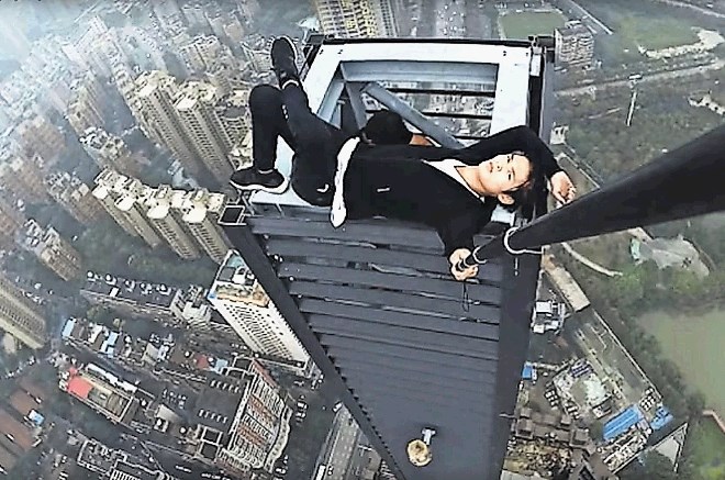 Wu, znan kot prvi kitajski plezalec po strehah, je objavil okoli 300 videov. Zadnjega,  v katerem je umrl,  si je ogledalo 15...