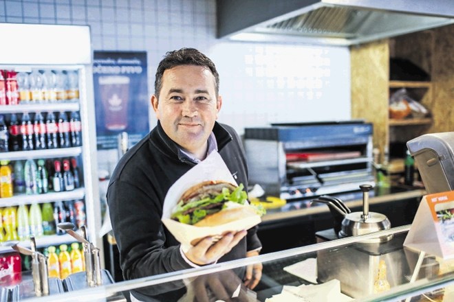 Jure Ažman, lastnik Hot Horsa, ki slovi po klasičnem konjskem burgerju in burgerju z mesnim sirom.