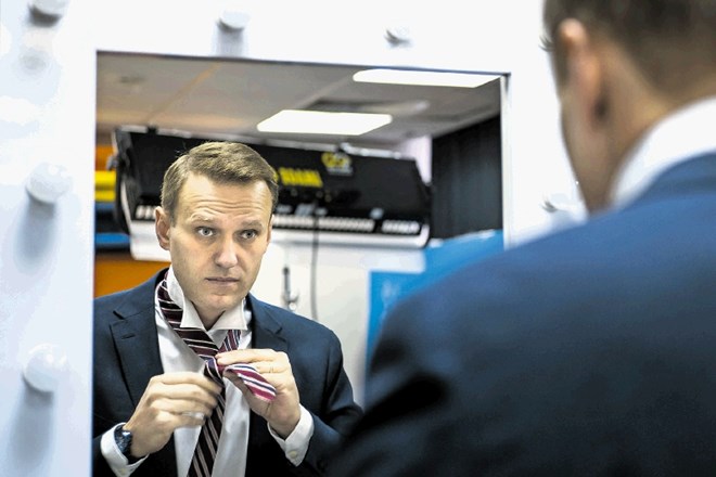 Ruski opozicijski politik Aleksej Navalni v pripravah na intervju za Associated Press v Moskvi je prepričan, da lahko na...