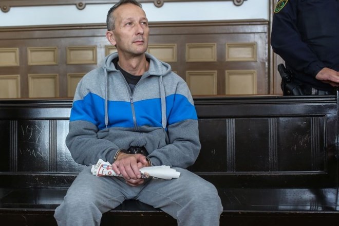 Slobodan Bobić je po mnenju okrožnega sodišča 2. junija letos  z najmanj 37 udarci s sekiro ubil soseda. Med izrekom sodbe...