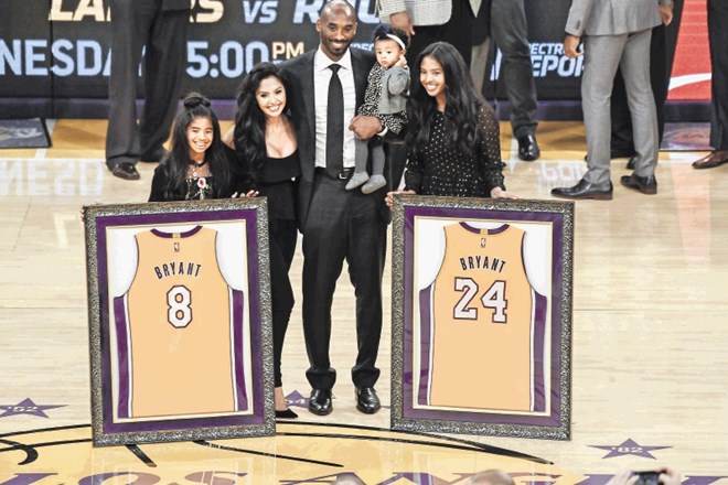Kobeja Bryanta so na slovesnosti, ko so pri LA Lakers upokojili številki 8 in 24, spremljale žena in hčerke.