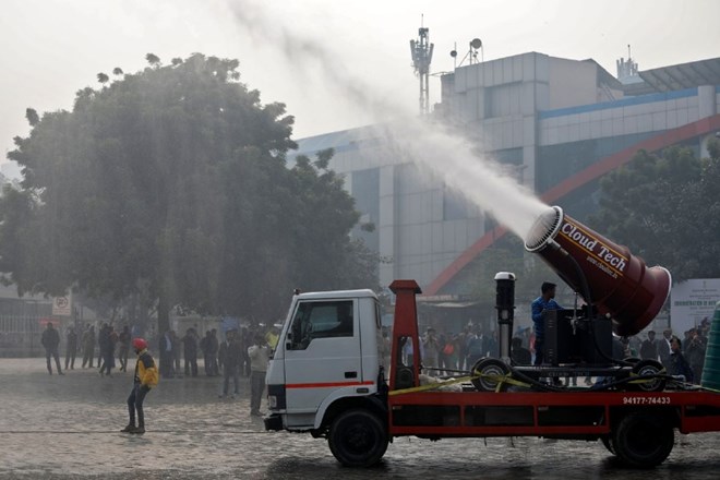 V New Delhiju bodo onesnaženost poskušali pregnati s topom proti smogu