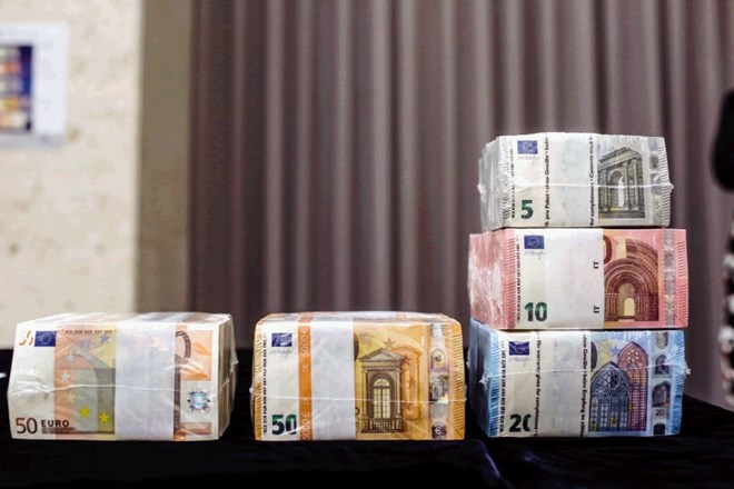Sredi septembra je italijanska finančna policija  aretirala pet oseb ter zasegla za 98 milijonov evrov premoženja in denarnih...