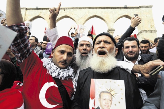 Po družbenih omrežjih so čez praznike zakrožile fotografije dveh od treh Turkov s protesta na Tempeljskem griču proti...