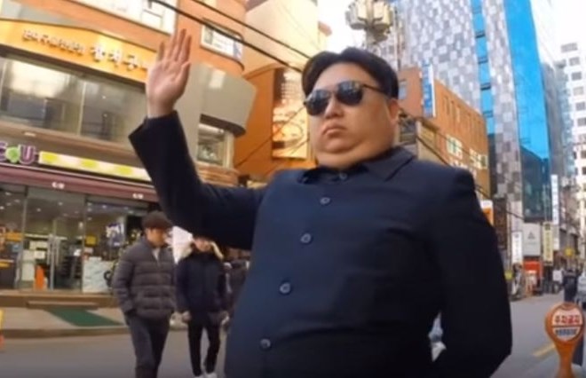 Imitatorja Kim Jong Una so na ulici želeli tudi udariti