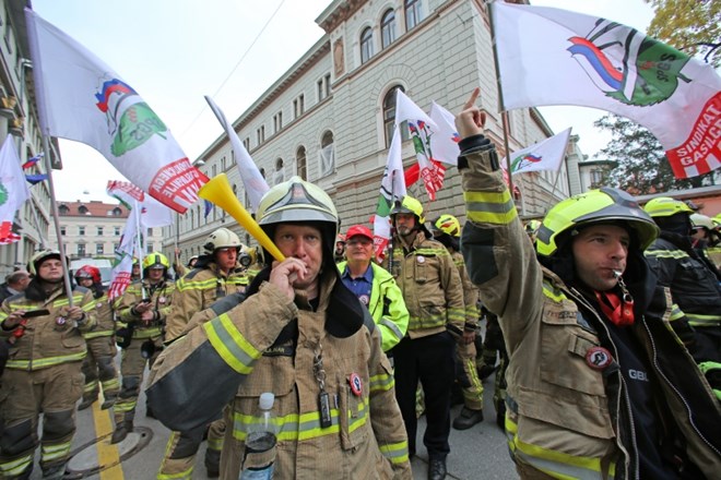 Poklicni gasilci na shodu pred vlado oktobra