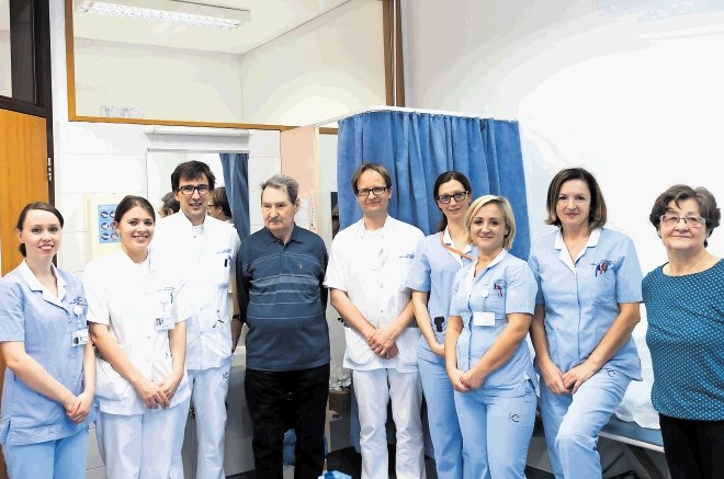 Ob  jubileju sta Jože Maček in žena Marija presenetila zdravnike in sestre v ambulanti za bolnike s presajeno ledvico v UKC...