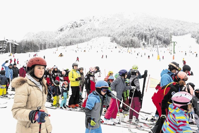 V Kranjski Gori, kjer je trenutno največ slovenskih turistov, je včeraj zapadlo 30 centimetrov svežega snega.