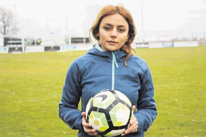 Šiva Amini ne namerava izvedeti, ali jo doma čaka ječa, ker je igrala nogomet brez hidžaba, zato je v Švici zaprosila za...