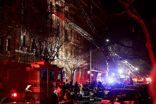 V požaru v stanovanjski zgradbi v New Yorku najmanj 12 mrtvih 