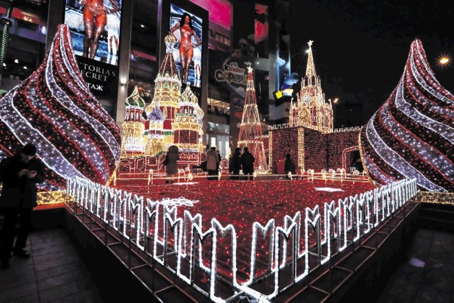 V Moskvi je vse pripravljeno za praznovanje novega leta, v katerem bo Vladimir Putin predvidoma dobil še en predsedniški...