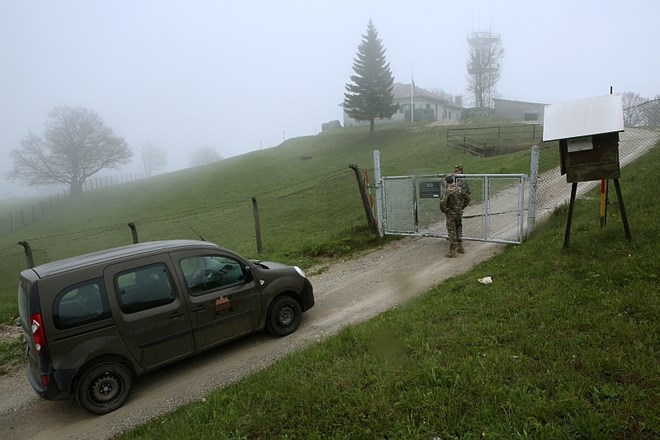Slovenski vojaki na Trdinovem vrhu zahtevajo dodatek za delo v tujini