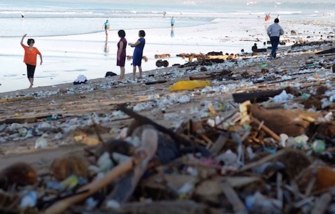 Na rajskih plažah Balija izredne razmere zaradi onesnaženosti s plastiko