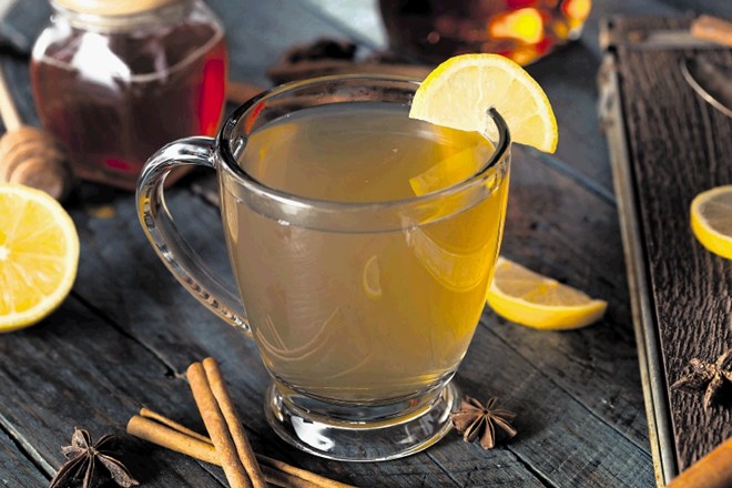 Cimet, limona ali limeta, med ali sladkor so poleg ruma in vode glavne sestavine zimskega napitka.
