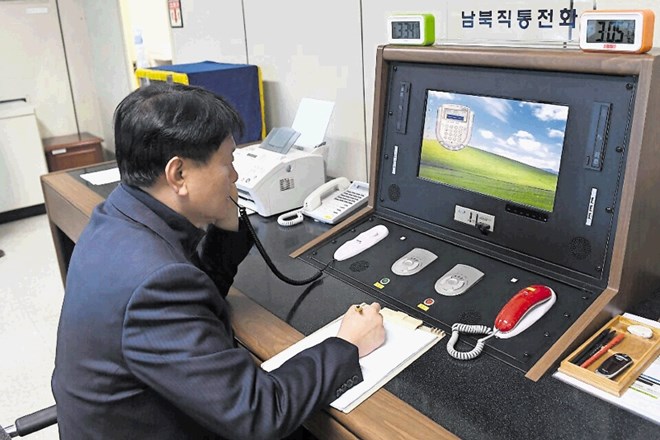Predstavnik južnokorejske vlade med pogovorom prek znova odprtega komunikacijskega kanala s Severno Korejo  v Panmundžomu,...