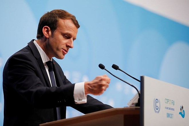 Macron gre v  boj proti  lažnim novicam  kar z novo zakonodajo 