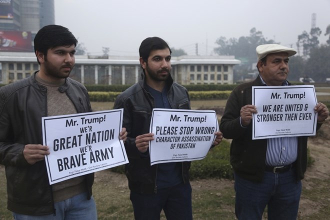 Pakistanski aktivisti civilne družbe v Lahorju protestirajo proti odločitvi ameriškega predsednika Donalda Trump AP