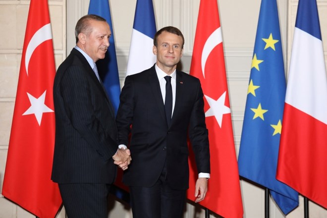 Erdogan in Macron na današnjem srečanju v Parizu.