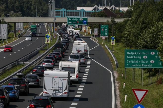 Cestni alarm: Daljši zastoj še pred predorom Karavanke proti Avstriji 