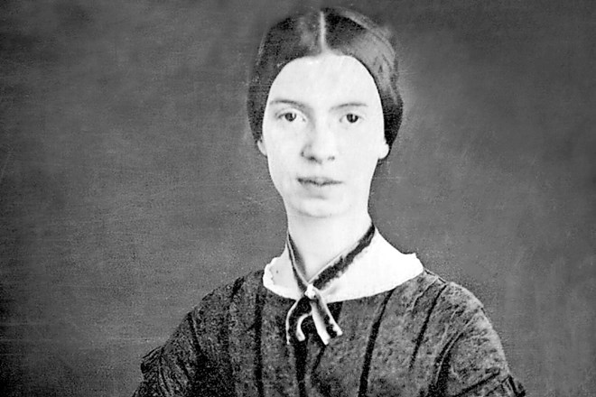 Emily Dickinson je večji del življenja bivala odmaknjeno od družbe, ki jo je obdajala.