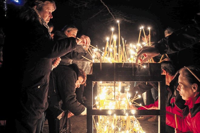 V pravoslavni cerkvi v Ljubljani so  verniki včeraj praznovali božič.