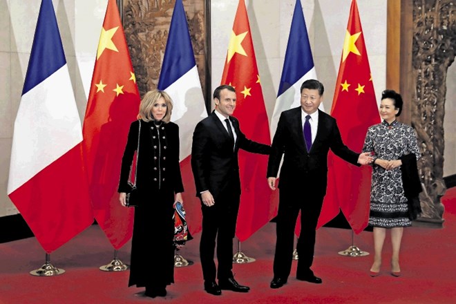Emmanuel Macron z ženo  Brigitte ter gostitelja Xi Jinping in  Peng Liyuan pred pogovori v Pekingu