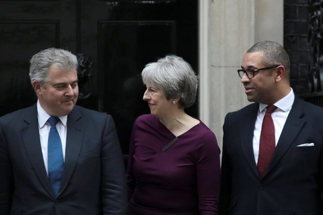 Premierka Theresa May je pred Downing Streetom 10 danes pozirala s  predsednikom konservativne stranke  Brandonom Lewisom in...