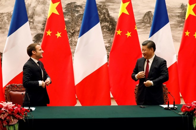 Francoski predsednik Emmanuel Macron in kitajski predsednik Xi Jinping med novinarsko konferenco ob srečanju v Pekingu.