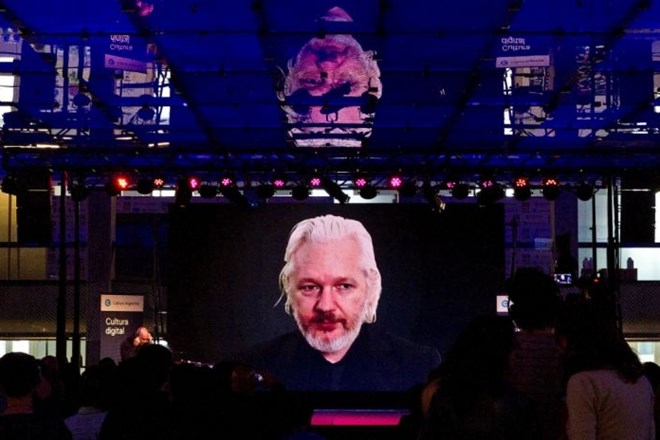 Julian Assange med eno izmed svojih videokonferenc, preko katerih večinsko komunicira s prebivalci preostalih držav.