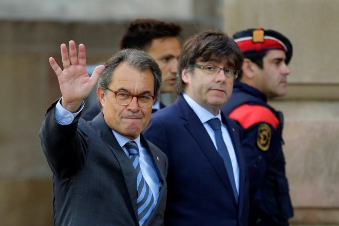 Nekdanji predsednik Katalonije Artur Mas na levi in Carles Puigdemont na desni.