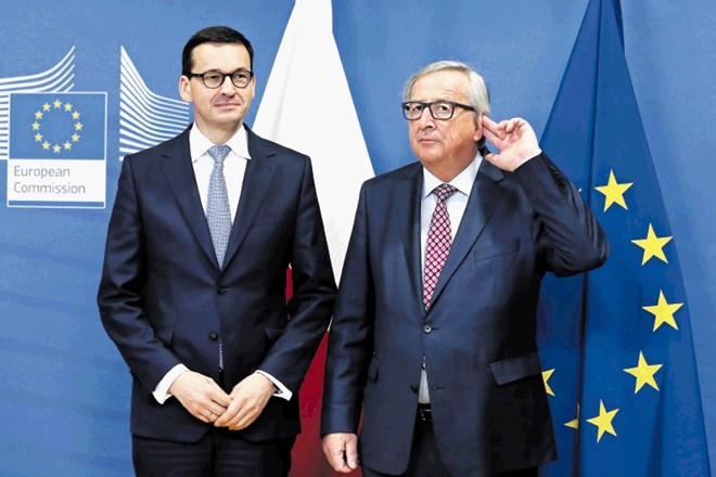 Jean-Claude Juncker je  prisluhnil novemu poljskemu premierju Morawieckemu in ob njegovem vztrajanju o pravilnosti spornih...