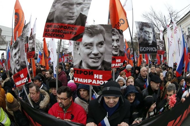 Moskovsko sodišče je za umor Nemcova obsodilo peterico Čečenov, vendar podporniki in družinski člani ubitega ne dvomijo, da...