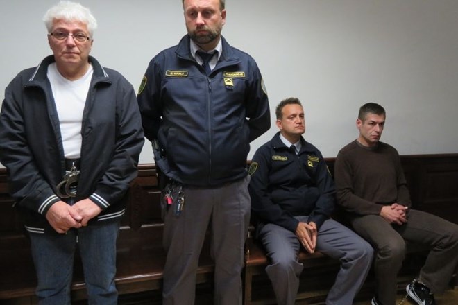 Andrej Bagari (desno zadaj) je na sodišču glede vpletenosti v uboj Srečka Marina precej obremenil soobtoženega Franca Vajdo.