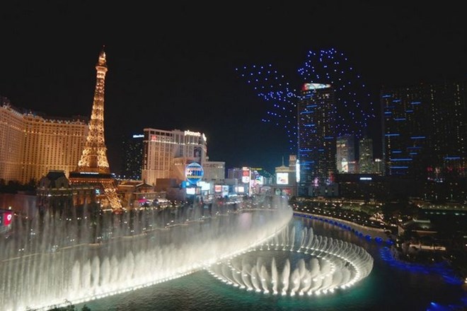 Nad fontanami v Las Vegasu »ples« z lučkami opremljenih 250 letalnikov