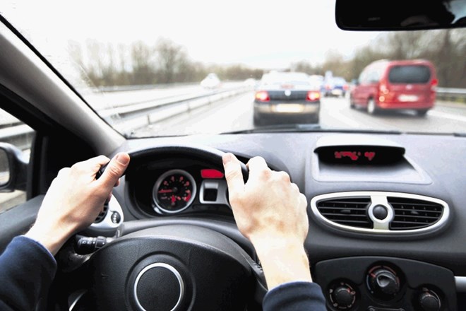 Slovenski vozniki  premalo upoštevajo pravila varnostne razdalje,  ki je med vzroki za nastanek prometnih nesreč na prvem...