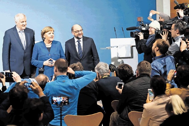 Angela Merkel, Martin Schulz (levo) in Horst Seehofer so bili po celonočnih pogajanjih videti utrujeni, a tudi zadovoljni,...